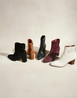 Comfortable Women's Tapered Toe Covered Heel Bootie in Eggnog Leather